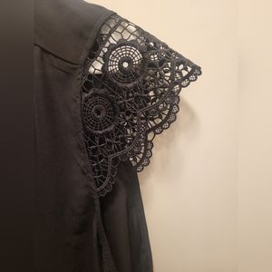 TORRID  SLEEVELESS TOP